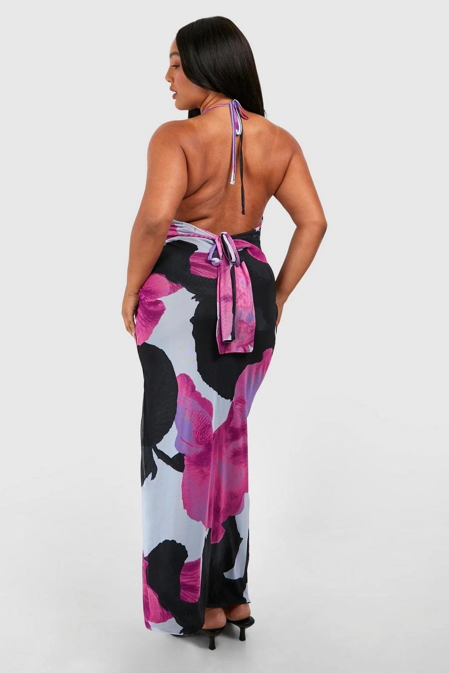 BOOHOO Plus Halterneck Low Back Printed Maxi Dress 2 BOOHOO Plus Halterneck Low Back Printed Maxi Dress - Image 2