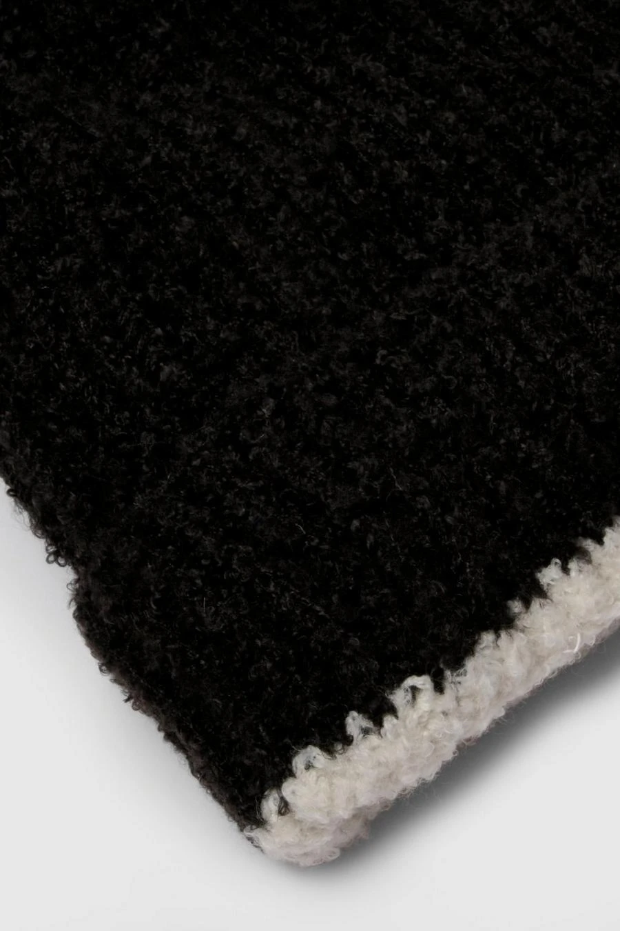 BOOHOO Contrast Fluffy Knitted Beanie 3 BOOHOO Contrast Fluffy Knitted Beanie - Image 3