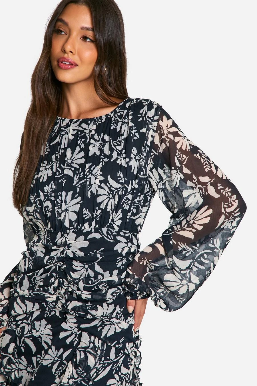 BOOHOO Floral Crinkle Chiffon Ruffle Maxi Dress 4 BOOHOO Floral Crinkle Chiffon Ruffle Maxi Dress - Image 4