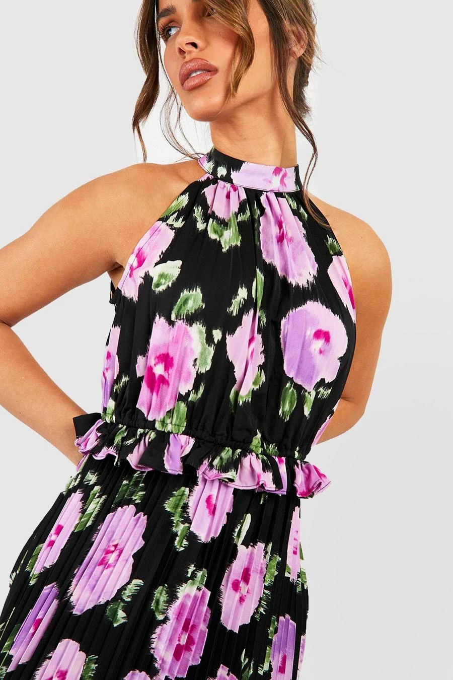 BOOHOO Floral Print Pleated High Neck Maxi Dress 3 BOOHOO Floral Print Pleated High Neck Maxi Dress - Image 3