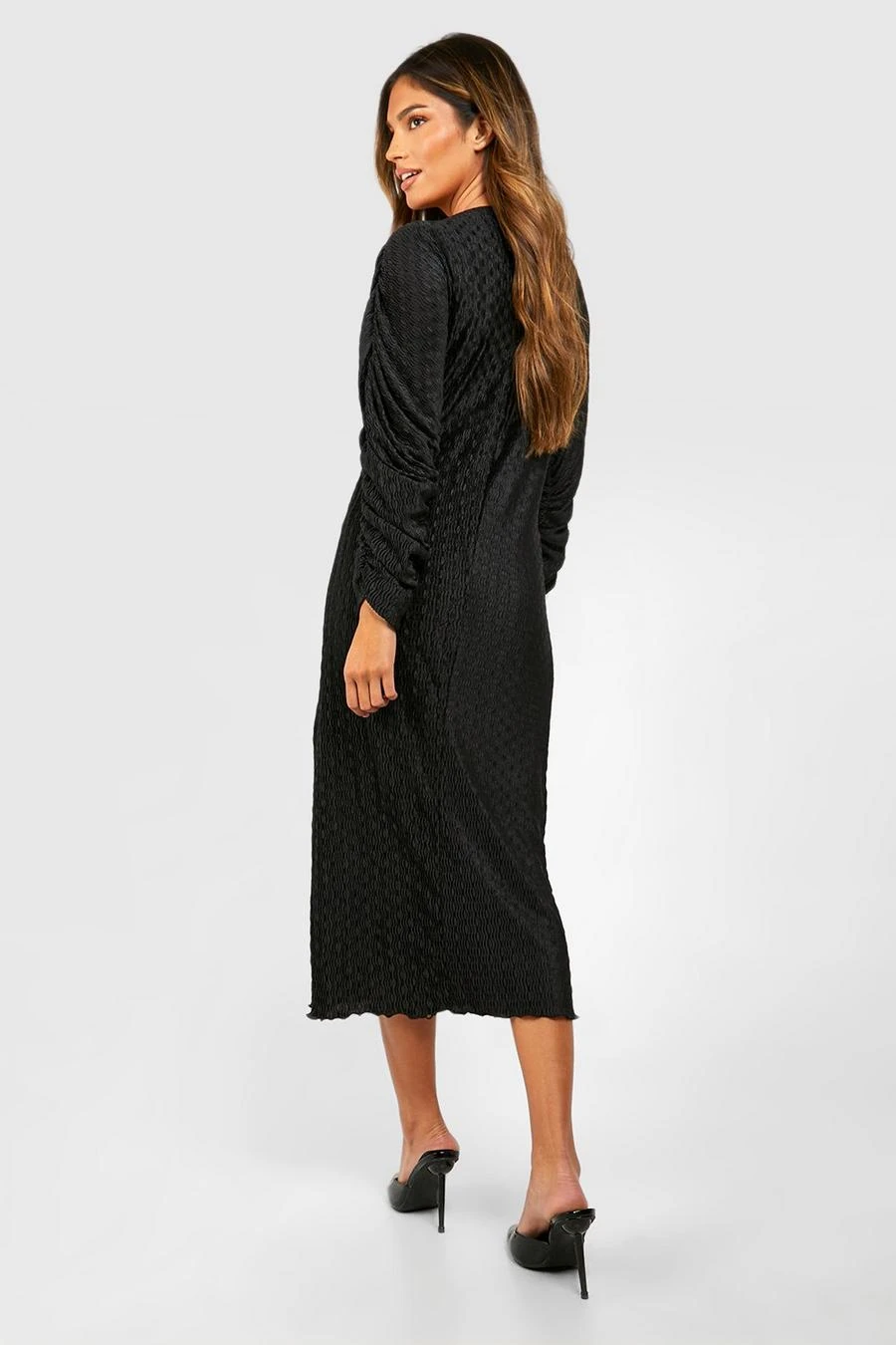 BOOHOO Wave Plisse Rouched Sleeve Midi Dress 2 BOOHOO Wave Plisse Rouched Sleeve Midi Dress - Image 2