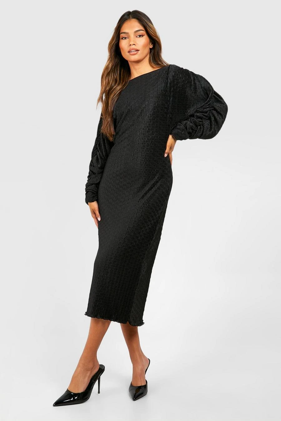BOOHOO Wave Plisse Rouched Sleeve Midi Dress 3 BOOHOO Wave Plisse Rouched Sleeve Midi Dress - Image 3