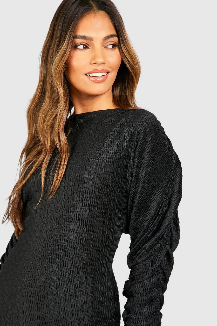 BOOHOO Wave Plisse Rouched Sleeve Midi Dress 4 BOOHOO Wave Plisse Rouched Sleeve Midi Dress - Image 4