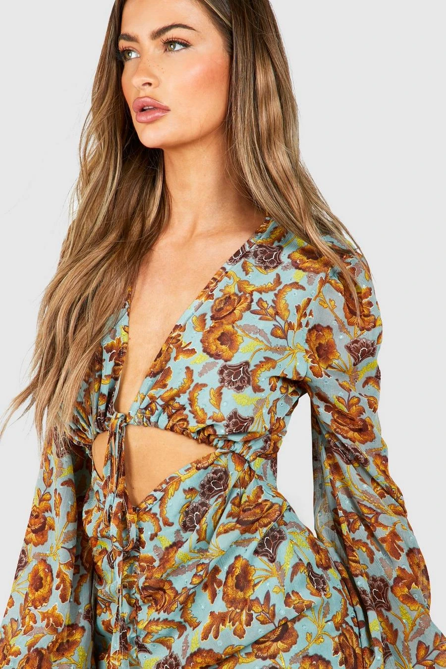 BOOHOO Floral Rouched Cut Out Maxi Dress 4 BOOHOO Floral Rouched Cut Out Maxi Dress - Image 4