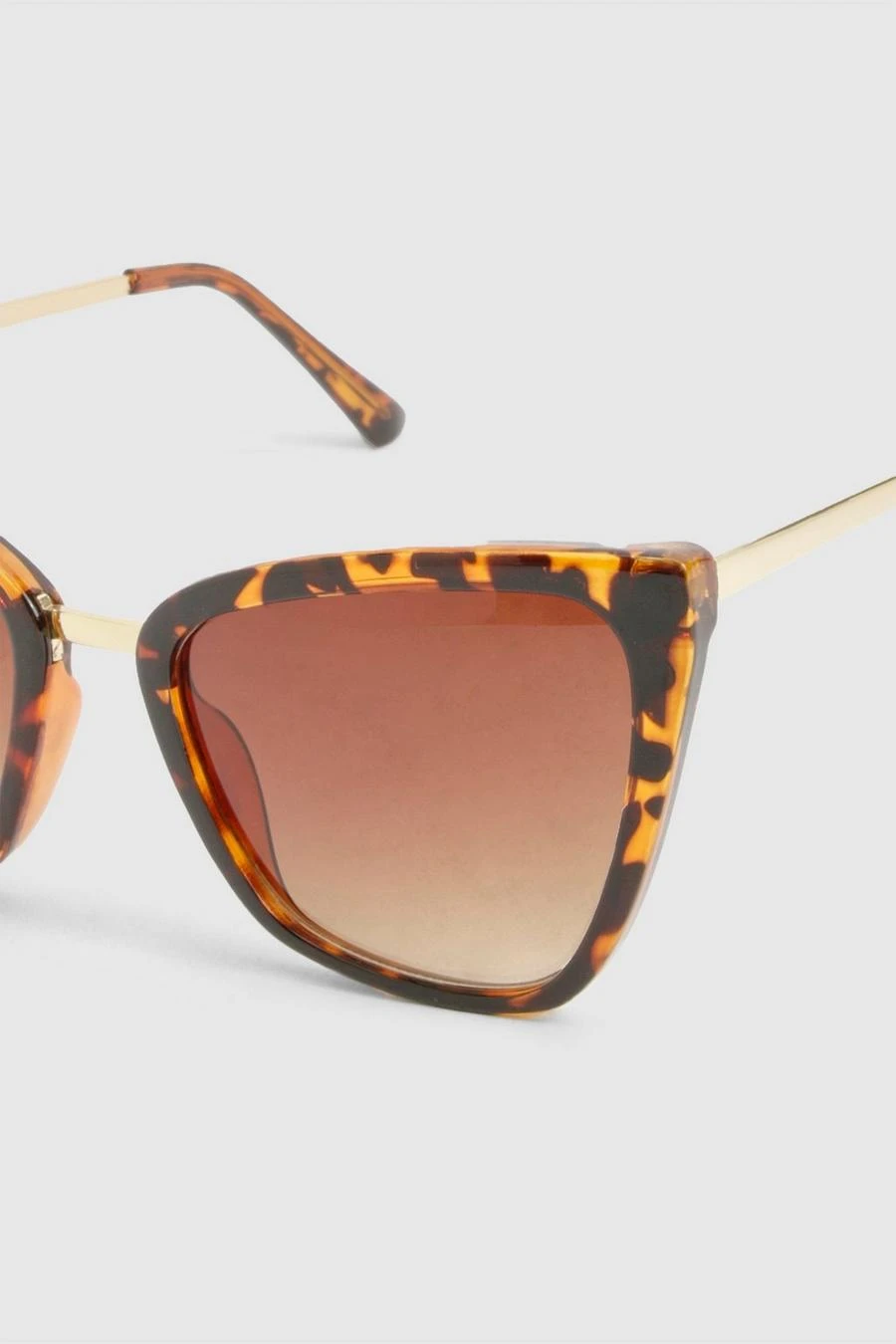 BOOHOO Thin Cat Eye Sunglasses 3 BOOHOO Thin Cat Eye Sunglasses - Image 3