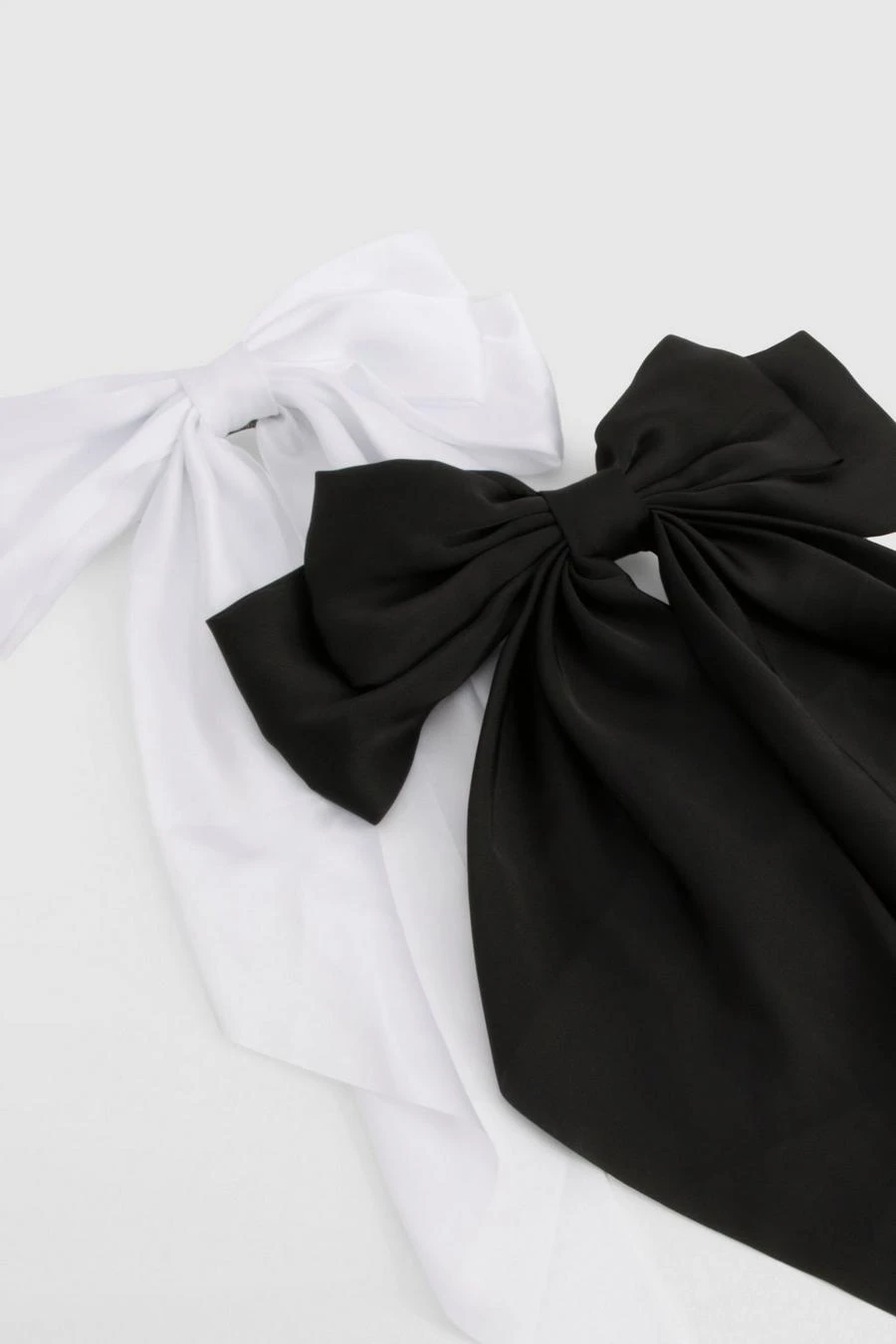 BOOHOO Oversized Satin Bow Hair Clip 2 Pack 2 BOOHOO Oversized Satin Bow Hair Clip 2 Pack - Image 2