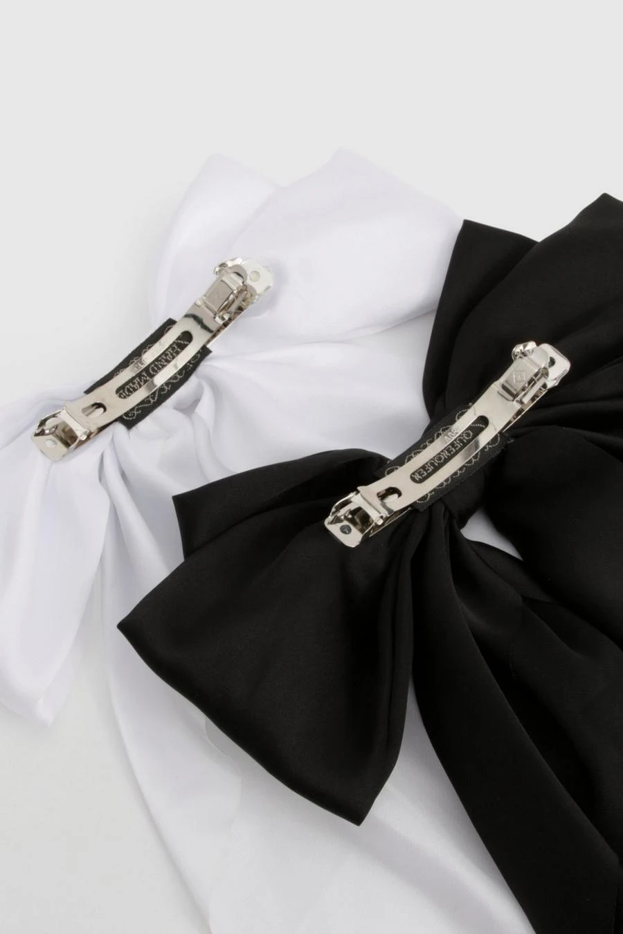 BOOHOO Oversized Satin Bow Hair Clip 2 Pack 3 BOOHOO Oversized Satin Bow Hair Clip 2 Pack - Image 3