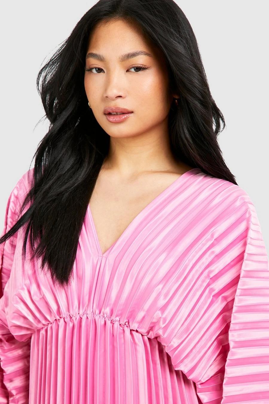 BOOHOO Petite Satin Plisse Plunge Batwing Maxi Dress 4 BOOHOO Petite Satin Plisse Plunge Batwing Maxi Dress - Image 4